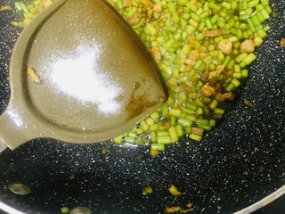 14、蒜苔炒肉末,加入少量盐翻炒