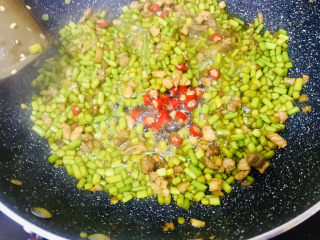 15、蒜苔炒肉末,最后下小米辣炒香出锅