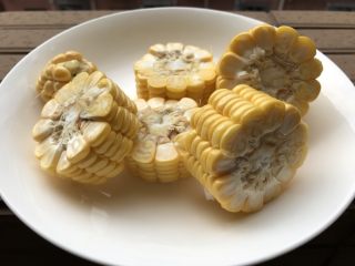 12、五指毛桃老鸡汤～广式老火靓汤,玉米洗净砍段