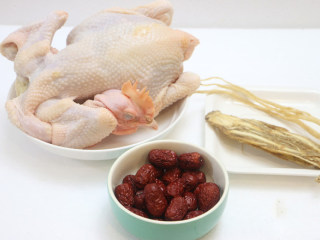 1、广式清蒸鸡,食材准备,土鸡一只洗净,红枣洗净,当归和党参用清水冲洗一下沥干水分