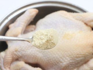 2、广式清蒸鸡,加入2小匙鸡精,抹在鸡身上,并稍稍按摩几下使其腌制入味