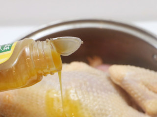 3、广式清蒸鸡,然后淋上鸡汁,尽量每个部位都抹上鸡汁,并稍作按摩使其入味