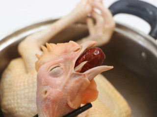 4、广式清蒸鸡,鸡嘴塞一颗红枣(也可不塞哈)