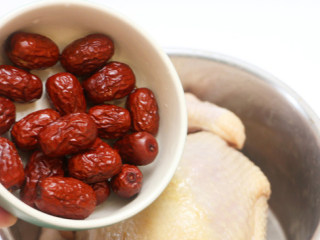 6、广式清蒸鸡,倒入红枣