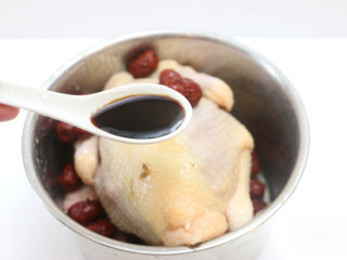 8、广式清蒸鸡,淋上1汤匙酱油,可以使鸡肉颜色更好看