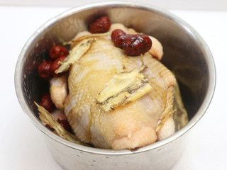 9、广式清蒸鸡,将一片当归撕成几块,撒在鸡身旁边