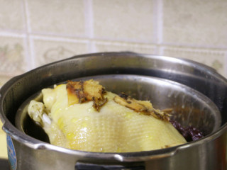 11、广式清蒸鸡,蒸好后开锅取出(开锅的时候注意蒸汽,以免烫伤)