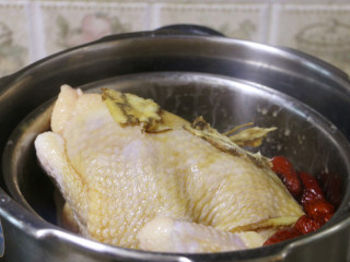 10、广式清蒸鸡,将鸡连盆放入烧开水的锅中,大火烧开上汽后继续蒸7、8分钟左右即可(我用的是高压锅,蒸的时间比较短,如果用蒸锅的话,则蒸的时间在15分钟左右)