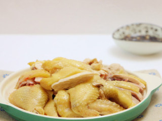 12、广式清蒸鸡,切块装盘食用