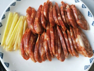 5、砂锅煲仔饭,香肠切片，姜切丝。