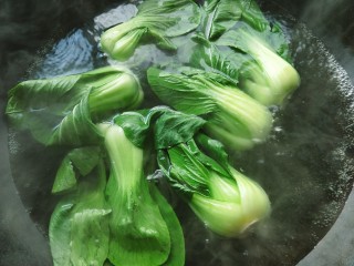 7、砂锅煲仔饭,青菜洗干净，焯好水。