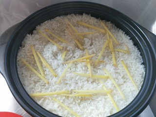 8、砂锅煲仔饭,米饭煮至八成熟时，撒上姜丝。