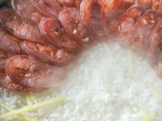 9、砂锅煲仔饭,然后铺上香肠，小火焖七分钟，关火再焖五分钟。