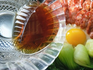 12、砂锅煲仔饭,淋上调好的酱汁，关火焖两分钟即可。