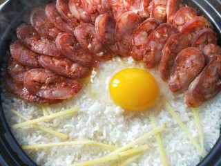 10、砂锅煲仔饭,打入一个鸡蛋。