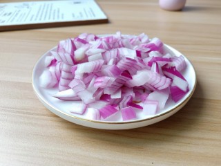 1、万能酱料【香辣牛肉酱】,洋葱切小丁。