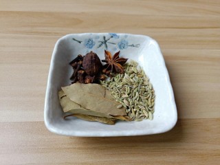 3、万能酱料【香辣牛肉酱】,准备香料【家里常备的家可以】