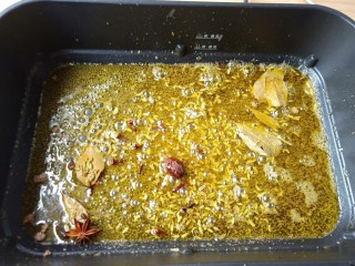 6、万能酱料【香辣牛肉酱】,小火放香料翻炒出香味。