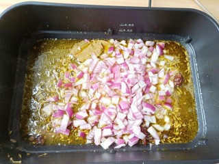 7、万能酱料【香辣牛肉酱】,加洋葱翻炒出香味。