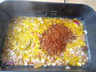 8、万能酱料【香辣牛肉酱】,加辣椒粉小火继续翻炒。