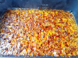 9、万能酱料【香辣牛肉酱】,将辣椒粉炒出红油，再加牛肉丁入锅翻炒片刻。