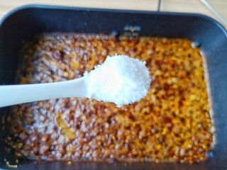 10、万能酱料【香辣牛肉酱】,加盐2勺调味。味精一勺调味，翻炒均匀就可以了。