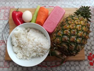 1、菠萝蛋炒饭,准备好做炒饭需要的材料