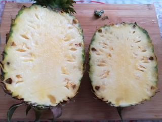 2、菠萝蛋炒饭,菠萝按照3:1比例切成2瓣