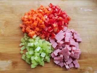 6、菠萝蛋炒饭,胡萝卜,莴苣,红椒,火腿肠切丁