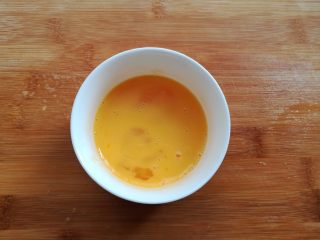 8、菠萝蛋炒饭,鸡蛋打散备用