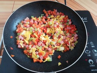 12、菠萝蛋炒饭,锅里加入鸡蛋块翻炒均匀