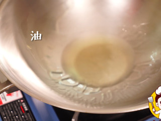 2、海鲜鸡煲蟹,热锅加稍微多一点油。