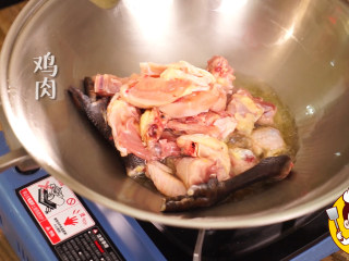 3、海鲜鸡煲蟹,加入鸡块翻炒。