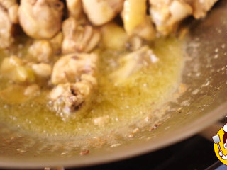 4、海鲜鸡煲蟹,翻炒至金黄色，上碟备用。