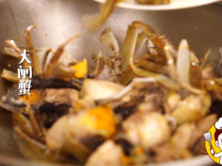 5、海鲜鸡煲蟹,用剩余的油，加入大闸蟹。