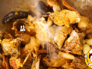 8、海鲜鸡煲蟹,加盐。