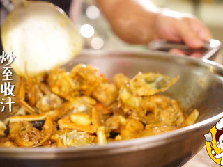 9、海鲜鸡煲蟹,倒入鸡块，翻炒至收汁。