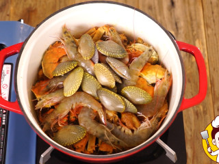 11、海鲜鸡煲蟹,旋转铺上虾、中间放入花甲。