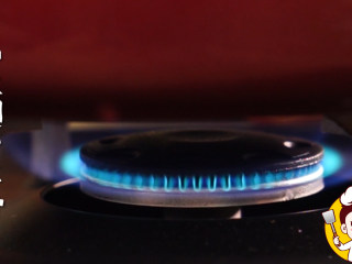 12、海鲜鸡煲蟹,无水中火焖烧5分钟。