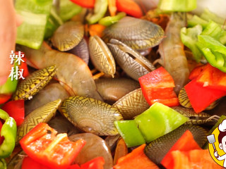 13、海鲜鸡煲蟹,开盖加入辣椒块。