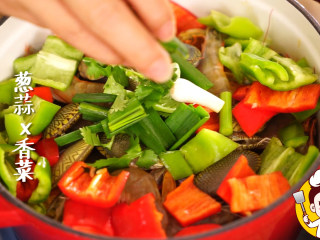 14、海鲜鸡煲蟹,加入葱白和香菜在最上面。