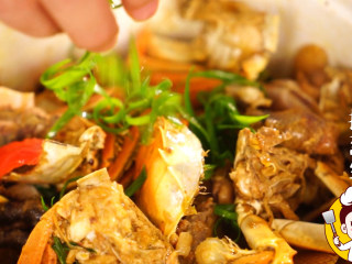 16、海鲜鸡煲蟹,撒上葱丝。