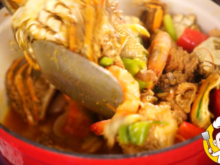 17、海鲜鸡煲蟹,汤铲搅拌。