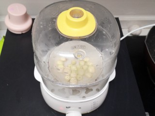 3、莲藕饼,用的煮蛋器调至时间30分钟,时间到自动断电不用理