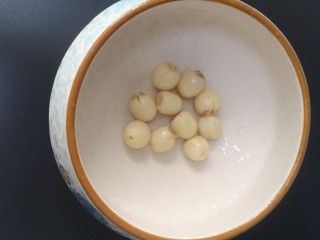 12、莲藕饼,装盘容器底部放入煮好的莲子10-16粒(依个人喜好)