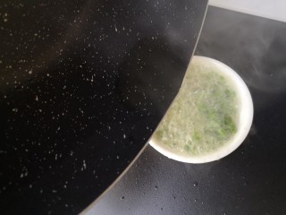 23、莲藕饼,浇入葱花碗中(类似油泼辣子浇法)