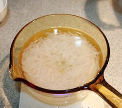 2、水晶紫薯月饼 ,用中小火煮，一边煮一边用勺子搅拌，直到水开，琼脂完全溶化，加入适量的白糖，搅拌至溶化，过滤，冷却