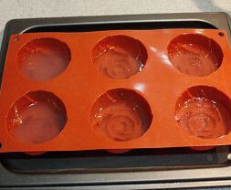 3、水晶紫薯月饼 ,等琼脂水不那么烫后，大概40几度吧，可以先倒一部分至模具里，放冰箱冷藏一下。