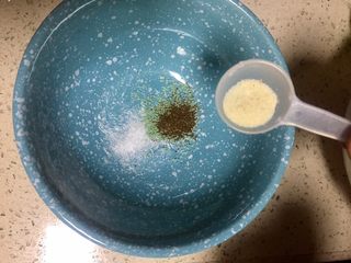 2、#重庆地方特色#重庆麻辣炸酱面,去一汤碗，加入味精，蔬之鲜，花椒面调味盐