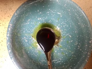 5、#重庆地方特色#重庆麻辣炸酱面,加入两勺生抽